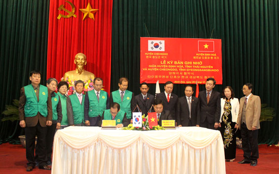  The signing ceremony of the Memorandum of cooperation between two districts.