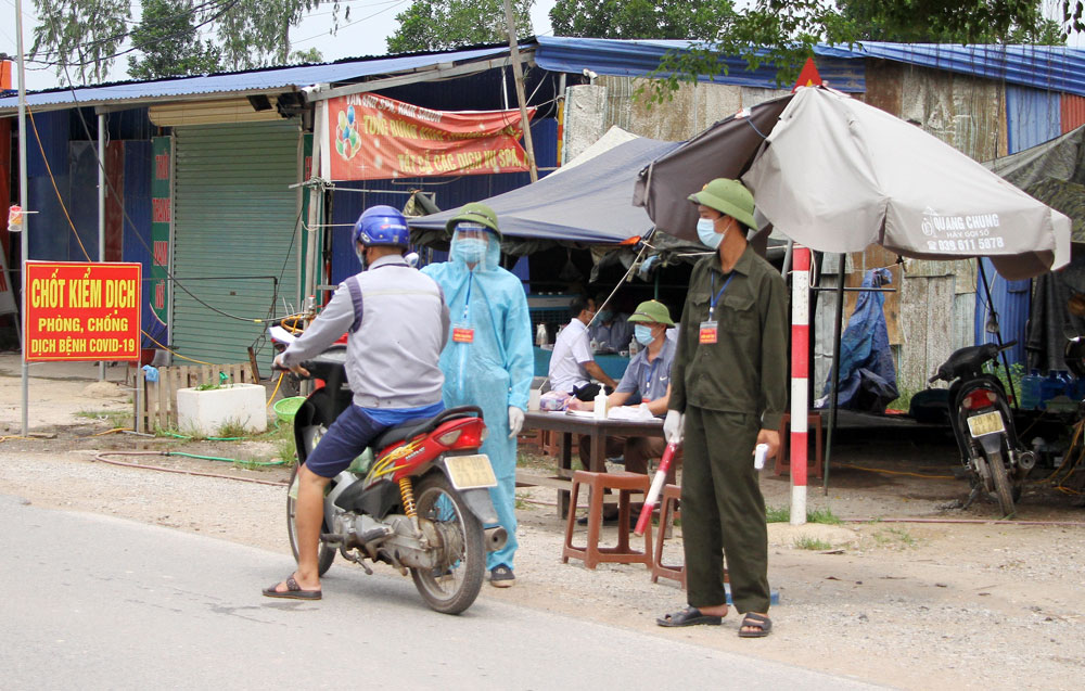  Các thành viên Ban Công tác Mặt trận xóm Giếng tham gia chốt kiểm soát dịch bệnh trên Đường tỉnh 266, nơi tiếp giáp với huyện Phú Bình.