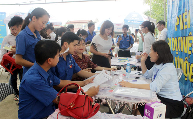  Người lao động tham gia tìm hiểu thông tin tại Ngày hội việc làm tổ chức tại xã Cúc Đường (Võ Nhai).