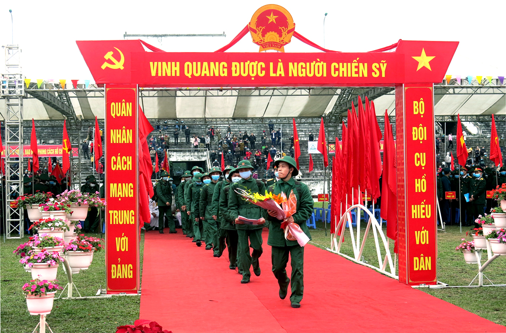  Các tân binh T.P Thái Nguyên hồ hởi lên đường tòng quân.