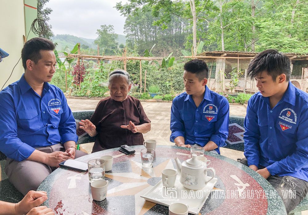  Đoàn viên thanh niên xã Liên Minh nghe bà Nguyễn Thị Thành kể chuyện Bác Hồ sống và làm việc tại xã tháng 10-1947.