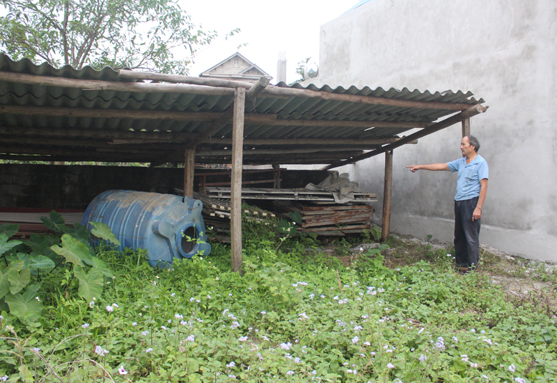  Những vật liệu nhà văn hóa bị dỡ, người dân xóm Tam Thái vẫn để nhờ tại vườn của một hộ dân trong xóm chờ có đất để xây nhà văn hóa mới.