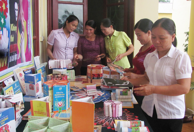  Trưng bày và cấp phát tài liệu tuyên truyền phòng, chống ma túy cho hội viên phụ nữ tại xã Tân Hòa (Phú Bình).