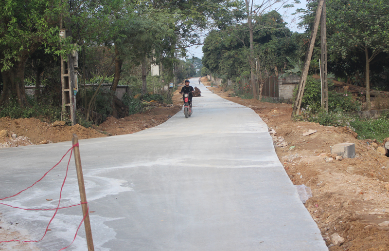  Một đoạn tuyến đường liên xóm Tướng Quân - Gốc Vối, xã Hóa Thượng đã được đổ bê tông.