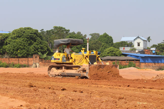  Đơn vị thi công san gạt mặt bằng, chuẩn bị xây dựng Trường Mầm non Hồng Tiến (xã Hồng Tiến, T.X Phổ Yên) với kinh phí đầu tư trên 30 tỷ đồng.