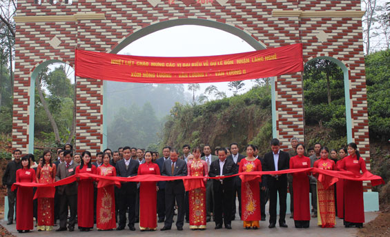  Các đại biểu cắt băng khánh thành cổng làng nghề chè truyền thống xóm Hồng Lương, Văn Lương 1 và Văn Lương 2, xã Trung Lương (Định Hóa)