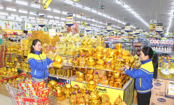  Nhiều mặt hàng bánh kẹo, nhu yếu phẩm phục vụ cho người dân mua sắm dịp Tết được bày bán tại Siêu thị Aloha Mart (T.P Thái Nguyên). 