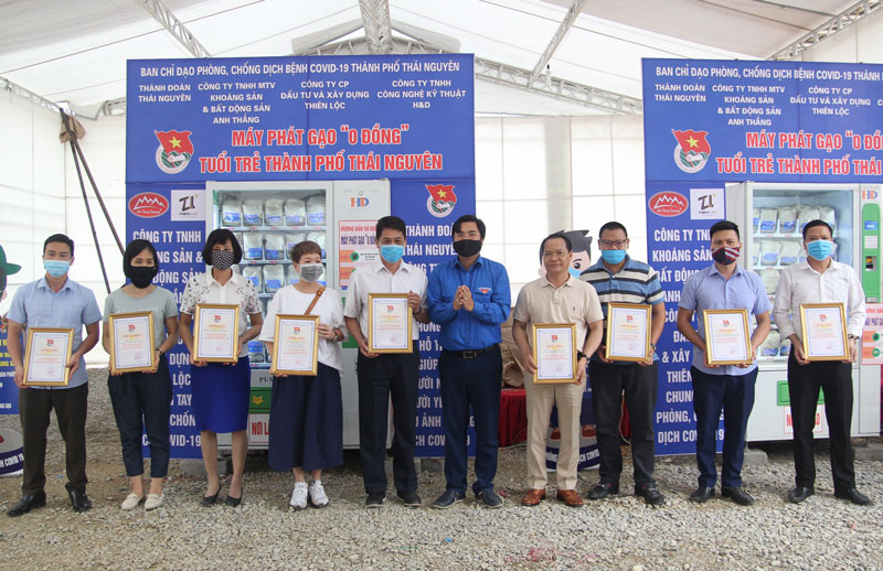  Lãnh đạo Thành đoàn Thái Nguyên trao Giấy chứng nhận ủng hộ chương trình cho các đơn vị, doanh nghiệp, nhà hảo tâm... đóng góp tích cực cho công tác phòng, chống dịch COVID-19.