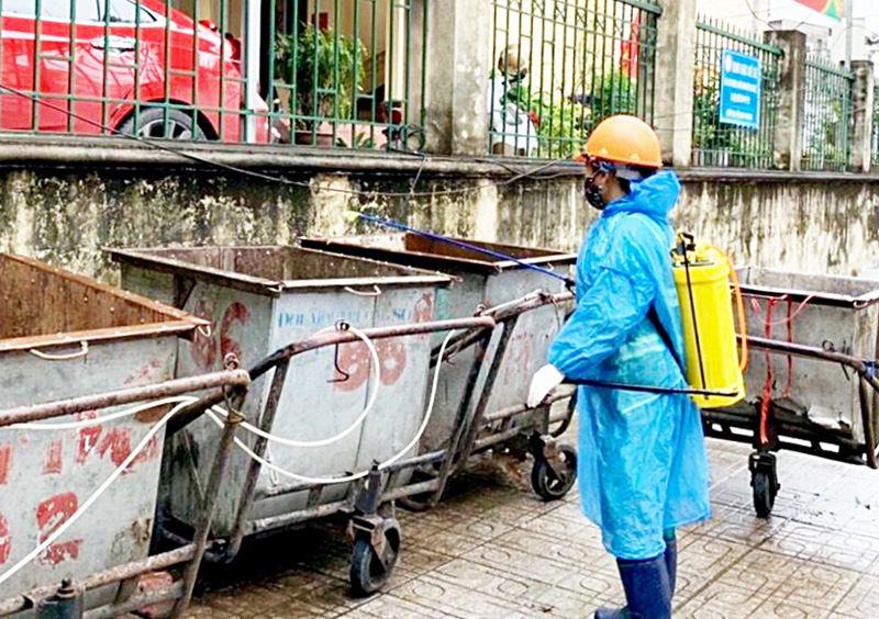  Công nhân Công ty Môi trường và công trình đô thị Thái Nguyên phun thuốc tiêu độc, khử trùng các thiết bị vận chuyển rác thải sau khi vận chuyển đến nơi xử lý.