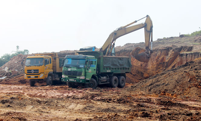  Nhờ làm tốt công tác GPMB, hiện nay, Dự án khu công nghiệp Yên Bình I (phần diện tích 136ha) đã được T.X Phổ Yên bàn giao mặt bằng sạch cho chủ đầu tư để thực hiện các dự án phát triển công nghiệp, điện tử. Trong ảnh: Thực hiện GPMB tại Khu công nghiệp Yên Bình I.