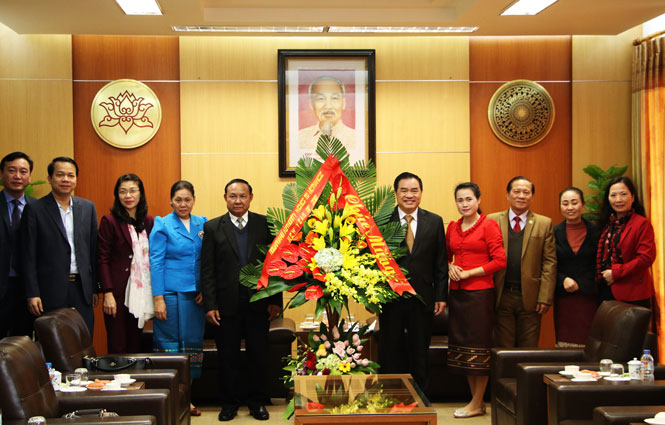  Hua Phan province Delegation took souvenir photo with Thai Nguyen province leaders at provincial office