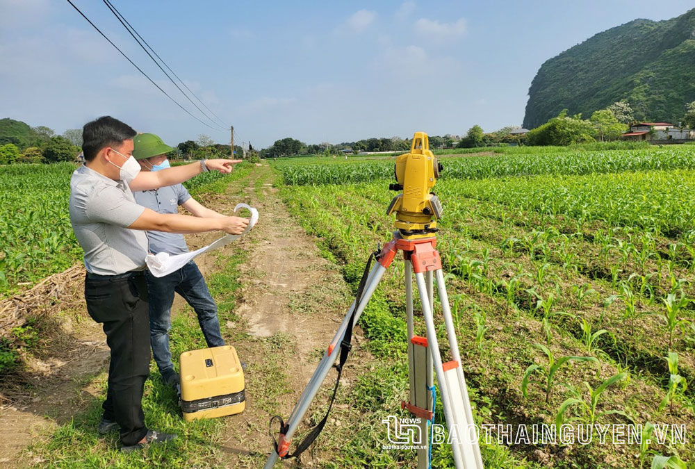  Nhân viên Chi nhánh Văn phòng Đăng ký đất đai huyện Đồng Hỷ đo đạc ngoài thực địa để cấp giấy CNQSD đất cho người dân.