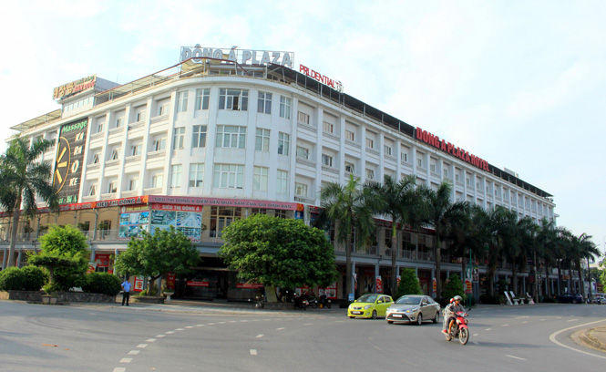  Trung tâm thương mại Đông Á Plaza ở phường Đồng Quang (T.P Thái Nguyên) không chỉ góp phần kiến tạo không gian đô thị hiện đại mà còn phục vụ nhu cầu mua sắm hàng hóa, vui chơi giải trí của người dân.  