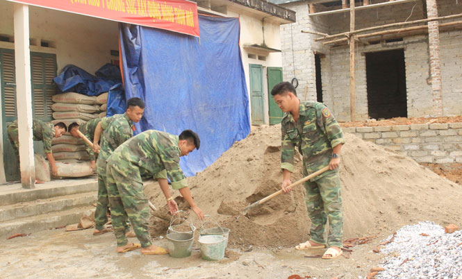  Chiến sĩ Lữ đoàn thông tin 601 (Quân khu 1) giúp người dân xóm La Thông, xã Hóa Trung xây dựng Nhà văn hóa.