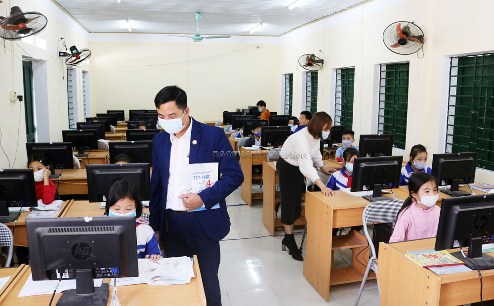  Thầy giáo Nguyễn Công Liệu hướng dẫn học sinh học môn Tin học.