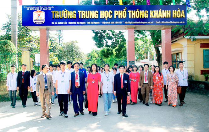  Thế hệ giáo viên và học sinh Trường THPT Khánh Hòa hôm nay