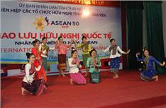  The traditional dance performance of Lao ethnicity by Lao students studying in Thai Nguyen in the exchange program.