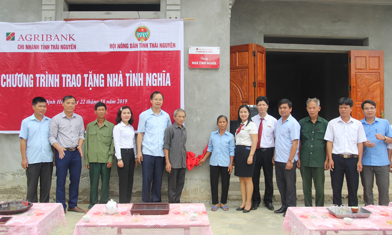  Hội Nông dân tỉnh và Ngân hàng Nông nghiệp và Phát triển nông thôn Chi nhánh Thái Nguyên trao hỗ trợ kinh phí xây nhà cho hộ hội viên Lưu Đình Hào, xóm Phú Ninh 3, xã Phú Đình (Định Hóa).