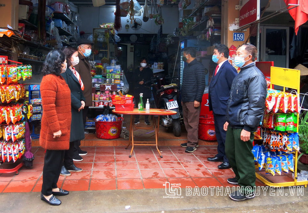  Các hộ kinh doanh trên địa bàn tổ 15, phường Phan Đình Phùng (T.P Thái Nguyên), đều được tuyên truyền, nhắc nhở chú trọng thực hiện tốt việc phòng, chống dịch COVID-19.