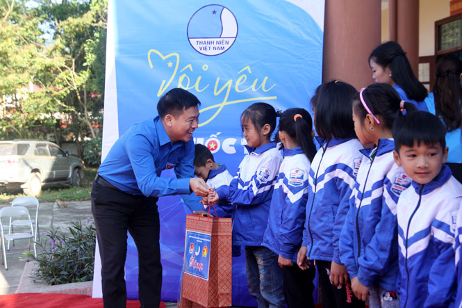   Lãnh đạo Tỉnh đoàn tặng quà cho các em học sinh có hoàn cảnh khó khăn tại xã Phương Giao (Võ Nhai) trong chương trình ra quân tình nguyện mùa Đông.