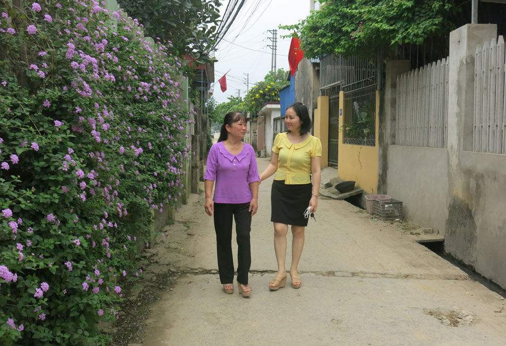  Bà Phạm Thị Thúy (bên trái), Bí thư Chi bộ kiêm Tổ trưởng tổ dân phố Văn Thánh luôn sâu sát thực tế, nhiệt tình, trách nhiệm với công việc.