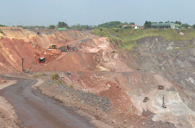  Trên khai trường của Mỏ than Khánh Hòa.