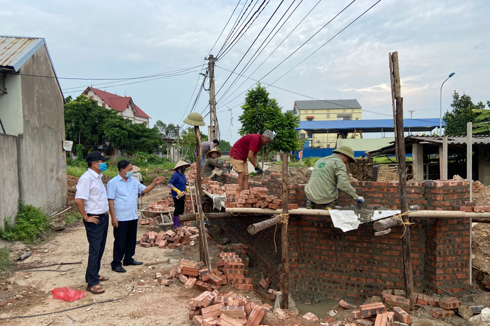  Dưới sự lãnh đạo của Chi bộ, tổ dân phố Thanh Trung đã vận động nhân dân hiến đất để mở rộng đường liên tổ từ 2,5m lên 5m.