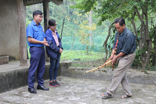  Ông Lầu Văn Vừ, Bí thư Chi bộ xóm Phú Thọ, xã Phú Đô (Phú Lương) thường xuyên vận động đồng bào gìn giữ những nét văn hóa đặc trưng của dân tộc. Trong ảnh: Ông Vừ biểu diễn điệu khèn Mông khi có khách đến chơi nhà.