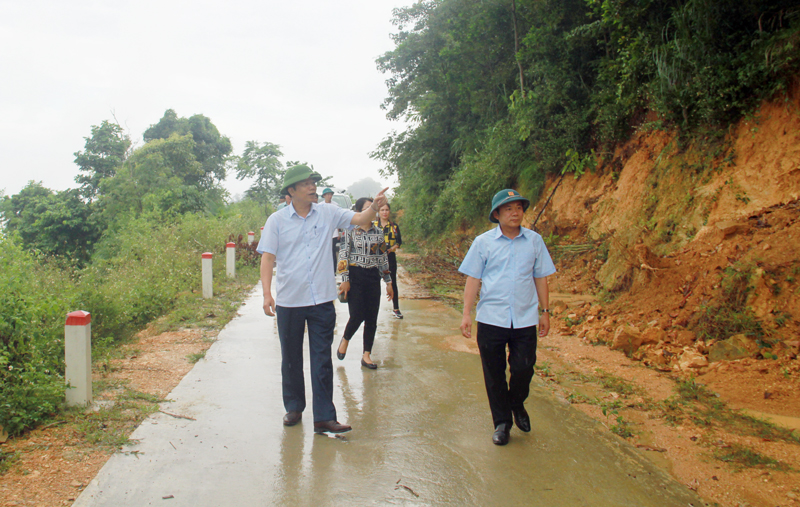  Đồng chí Dương Văn Lượng, Phó Chủ tịch UBND tỉnh và thành viên Đoàn công tác của tỉnh đã đến kiểm tra đường bê tông tại xóm Mỏ Ba được đầu tư xây dựng theo Đề án 2037 của tỉnh.