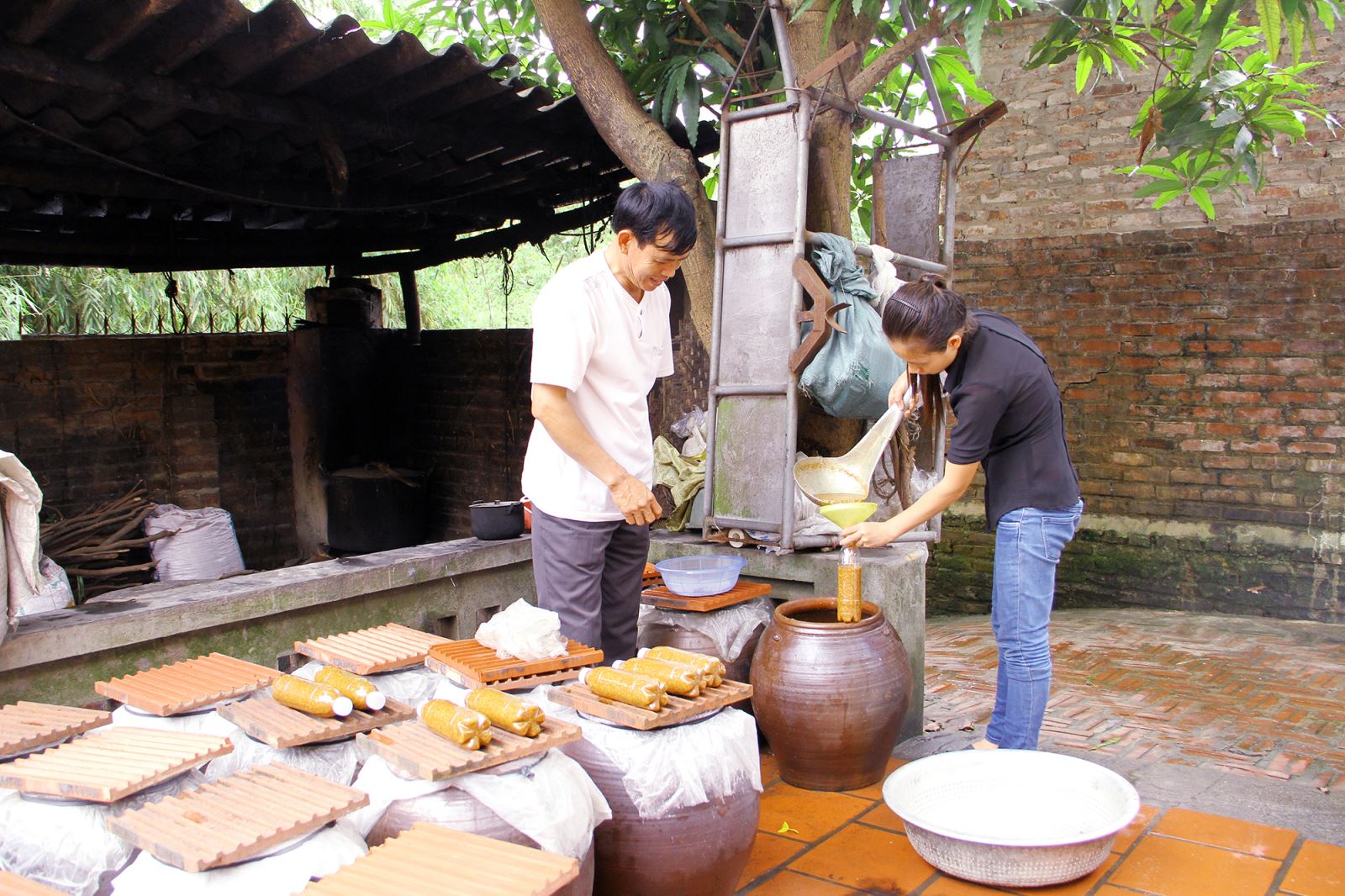  Cơ sở sản xuất tương của đình ông Dương Văn Tuyến, xóm Ngoài, xã Úc Kỳ ngày, mỗi tháng cung cấp ra thị trường khoảng 9.000 lít tương, chủ yếu bán trên địa bàn T.P Thái Nguyên, Bắc Ninh, Hải Phòng và Hưng Yên.