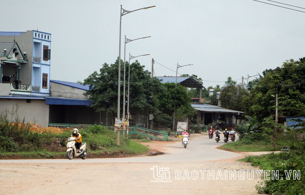  Mặc dù xung quanh nhà ông Nguyễn Viết Lân (xã Hồng Tiến, T.X Phổ Yên) có rất nhiều mảnh đất được rao bán, nhưng giá đất lại quá cao so với thu nhập của các con ông Lân.