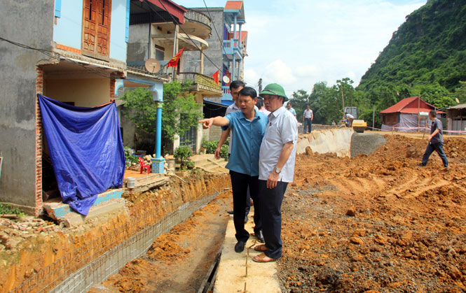  Nhờ làm tốt công tác dân vận, hầu hết công trình đường giao thông trên địa bàn huyện Định Hóa đều nhận được sự đồng thuận của người dân. Trong ảnh: Lãnh đạo huyện Định Hóa kiểm tra, đôn đốc việc giải phóng mặt bằng được Hồ Chí Minh đi qua địa bàn.