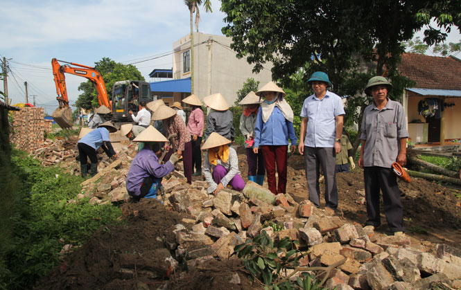  Người dân xóm Chùa, xã Hồng Tiến ra quân làm đường giao thông liên xóm với chiều dài hơn 1 km, tổng kinh phí trên 1 tỷ đồng.