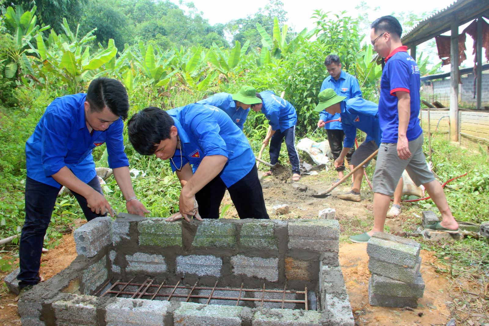  Các đoàn viên thanh niên huyện Định Hóa giúp đỡ người dân xây dựng các công trình phục vụ sinh hoạt thiết yếu trong gia đình.