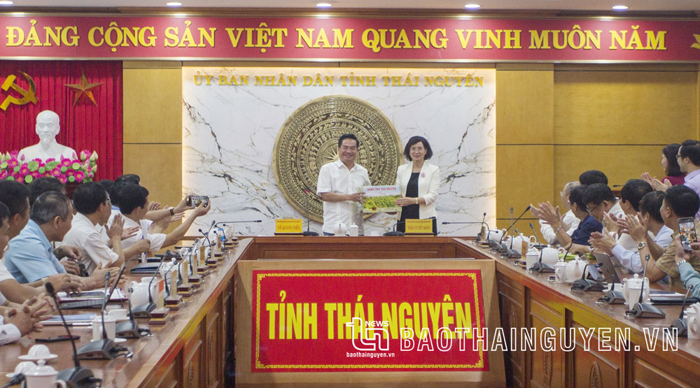  At the meeting, the Vice Chairman of Thai Nguyen Provincial People's Committee introduced Thai Nguyen special tea products that applied QR code for traceability, a typical product of digital transformation in the field of agriculture of Thai Nguyen.