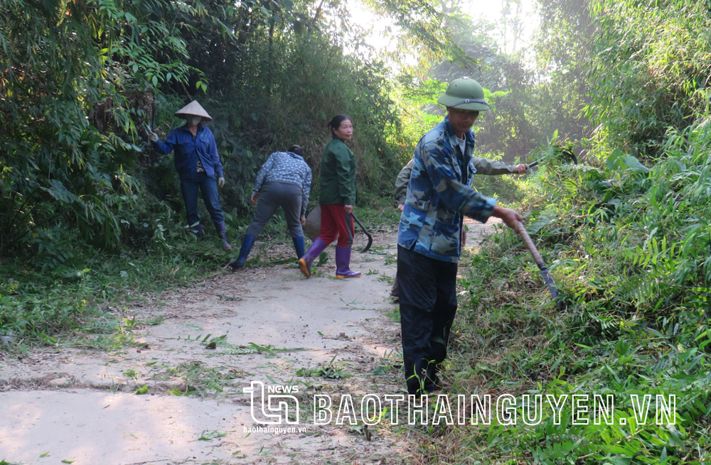  Hằng tuần, Ban Công tác Mặt trận xóm Tân Thành, xã Văn Lăng (Đồng Hỷ), đều vận động người dân phát quang đường làng, ngõ xóm và khơi thông cống rãnh.