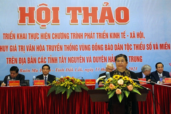   Đồng chí Tòng Thị Phóng, Ủy viên Bộ Chính trị, Phó Chủ tịch Thường trực Quốc hội phát biểu khai mạc hội thảo. Ảnh: QĐND