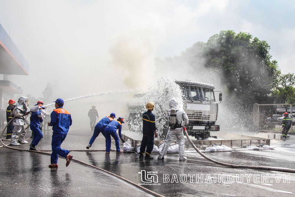  Thực tập phương án chữa cháy tại cửa hàng xăng dầu số 3 Sơn Cẩm, thuộc Công ty Xăng dầu Bắc Thái. (Ảnh: Dũng Minh - Công an tỉnh).