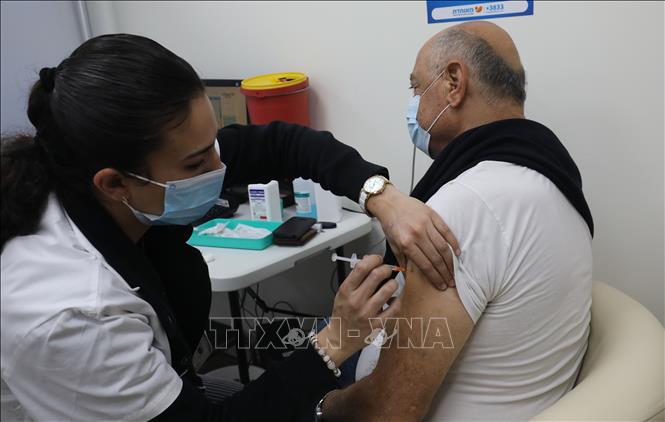  Tiêm vaccine ngừa COVID-19 tại Modiin, Israel. Ảnh: THX/TTXVN