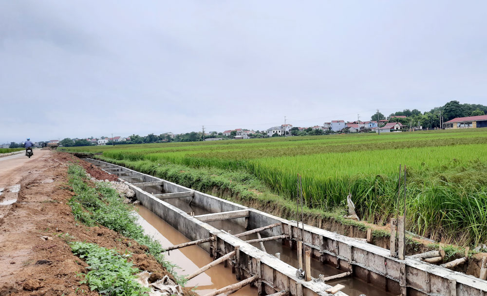    Tuyến kênh mương thuộc xóm Nam 1, xã Úc Kỳ (Phú Bình) đang được xây mới với tổng chiều dài 320m.