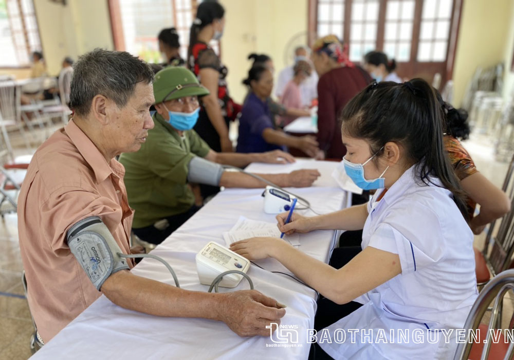  Khám sàng lọc cho người dân xã Nhã Lộng.