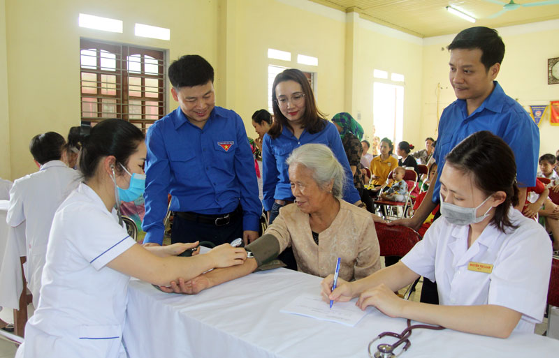  Các y, bác sĩ của Câu lạc bộ Thầy thuốc trẻ huyện Đồng Hỷ khám bệnh cho người dân trong xóm. 