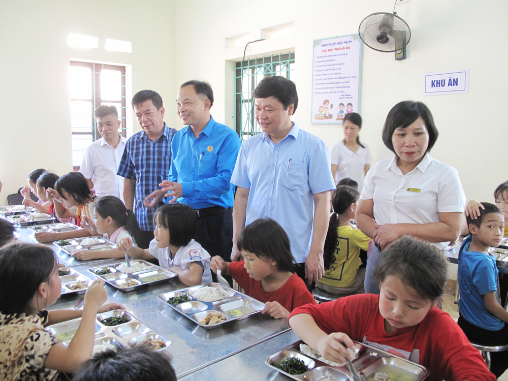  Đoàn công tác khảo sát bữa ăn bán trú của học sinh.