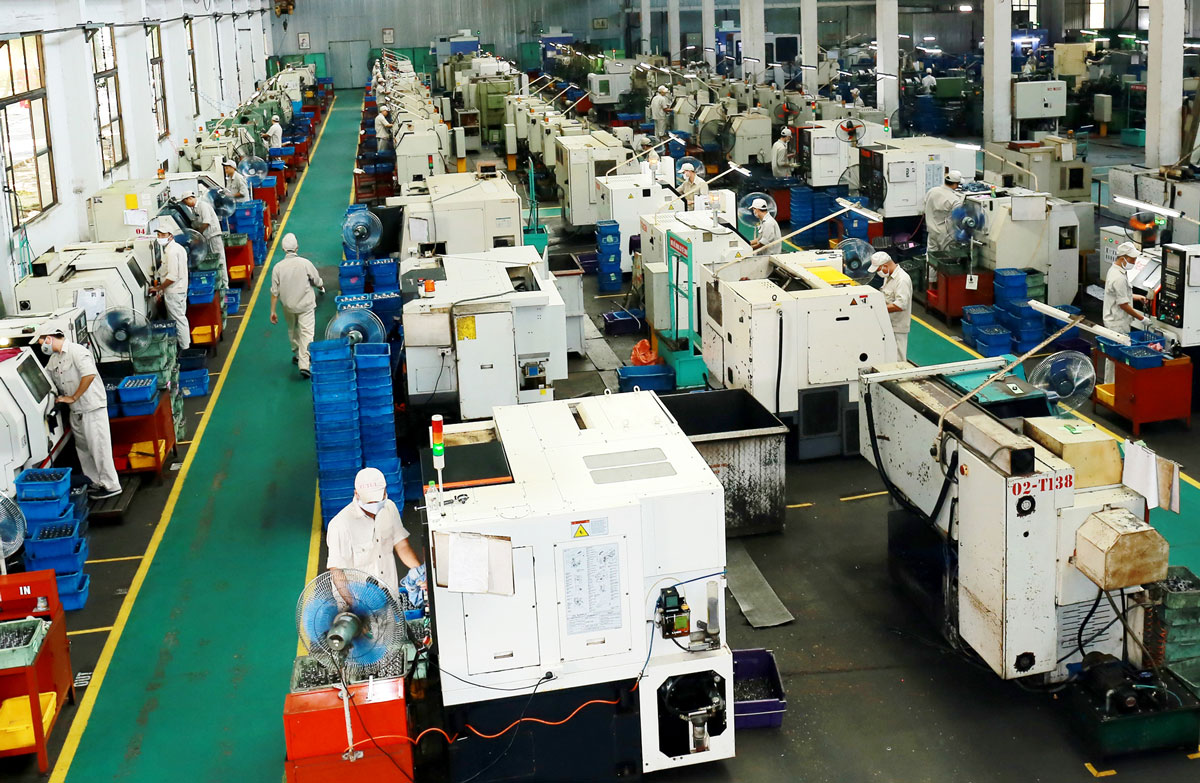  In the first six months of this year, the total export value of spare parts for cars and motorcycles in the province gained USD 2.8 million. The photo shows Machinery Spare Part No.1 Joint Stock Company’s production activities.