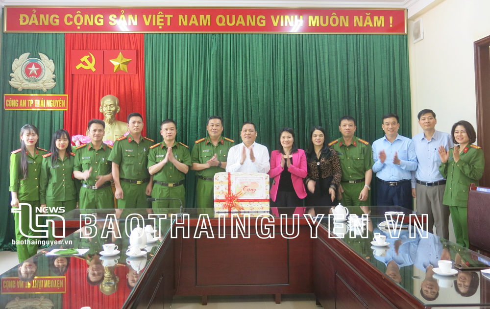  Đại diện lãnh đạo T.P Thái Nguyên khen thưởng đột xuất số tiền 50 triệu đồng cho Công an thành phố vì có thành tích đặc biệt xuất sắc trong công tác đấu tranh phòng, chống tội phạm về ma túy.