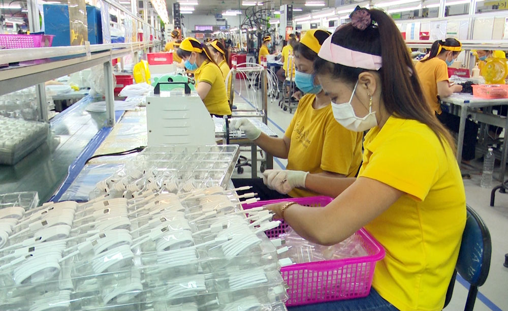  In the photo: Workers are producing electronic components at KDS Vina Limited Company, in Diem Thuy Industrial Zone