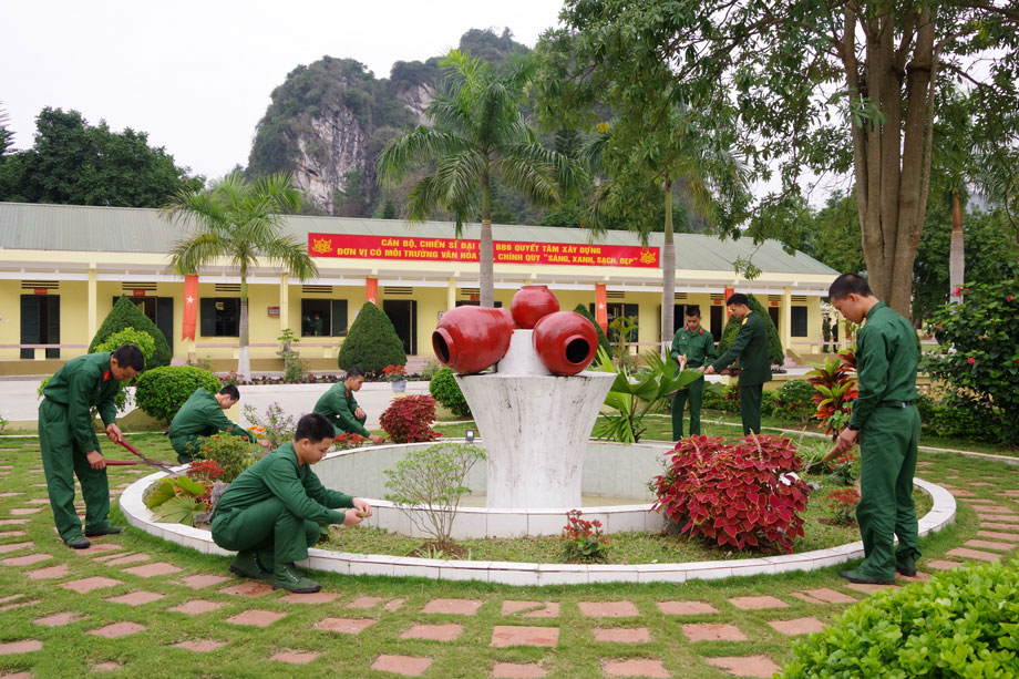  Chiến sĩ trẻ Trung đoàn 246, Sư đoàn 346 (Quân khu 1) chăm sóc khuôn viên cây cảnh.