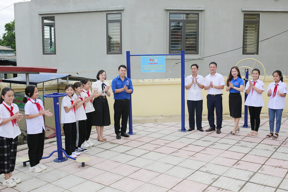  Các đơn vị khánh thành công trình Khu tập liên hoàn dành cho thiếu nhi tại Trường THCS Lương Ngọc Quyến.