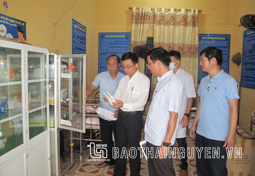  Lãnh đạo Sở GD & ĐT kiểm tra công tác chuẩn bị phòng dịch cho kỳ thi tuyển sinh vào lớp 10 tại điểm thi THPT Bắc Sơn (TP. Phổ Yên).