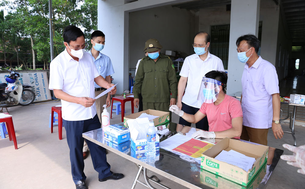  Đoàn công tác kiểm tra tại chốt kiểm tra liên ngành phòng, chống dịch COVID-19 ở khu vực ngã tư Cầu Ca, xã Kha Sơn (Phú Bình).